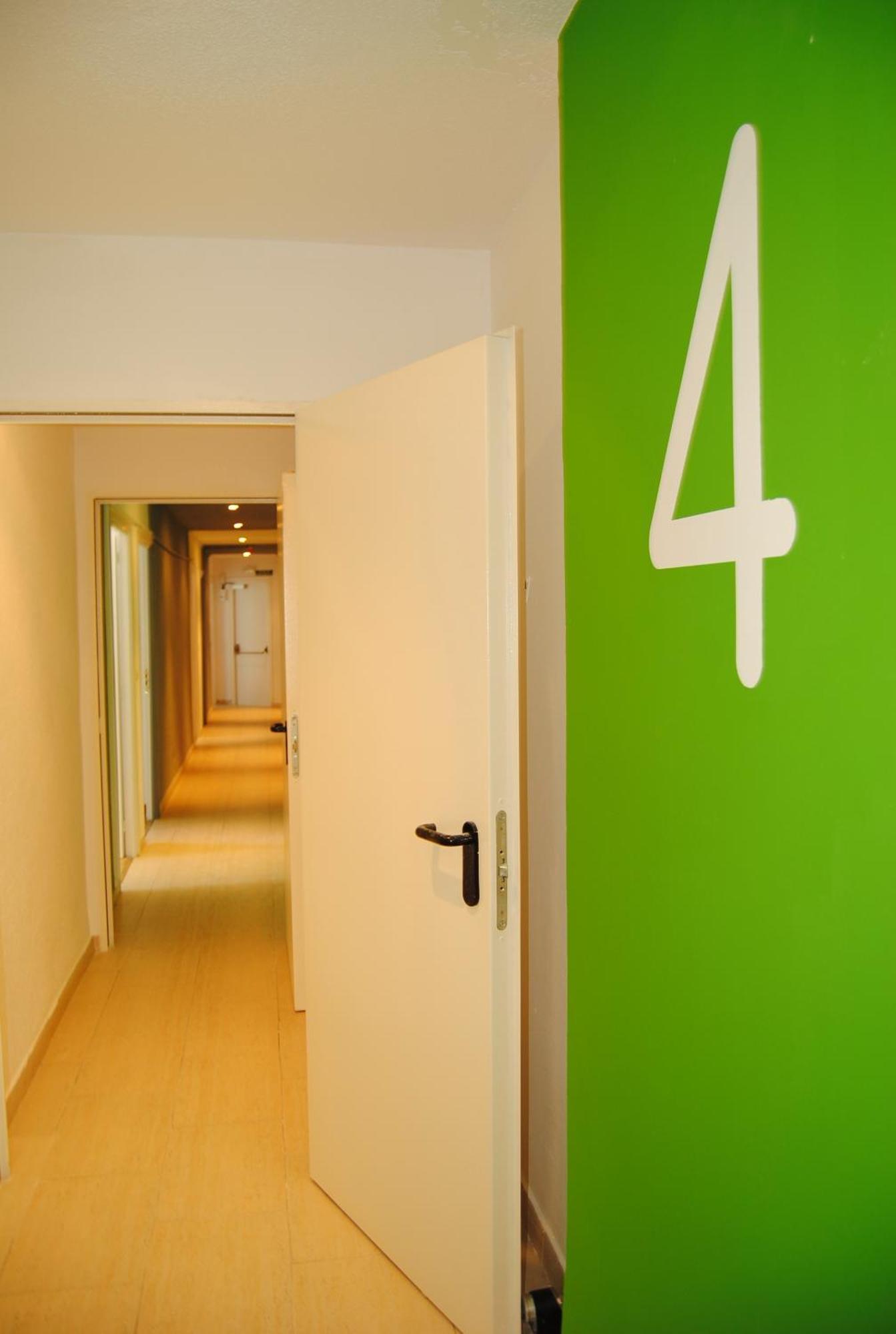 Euromadrid Hostel Exterior photo