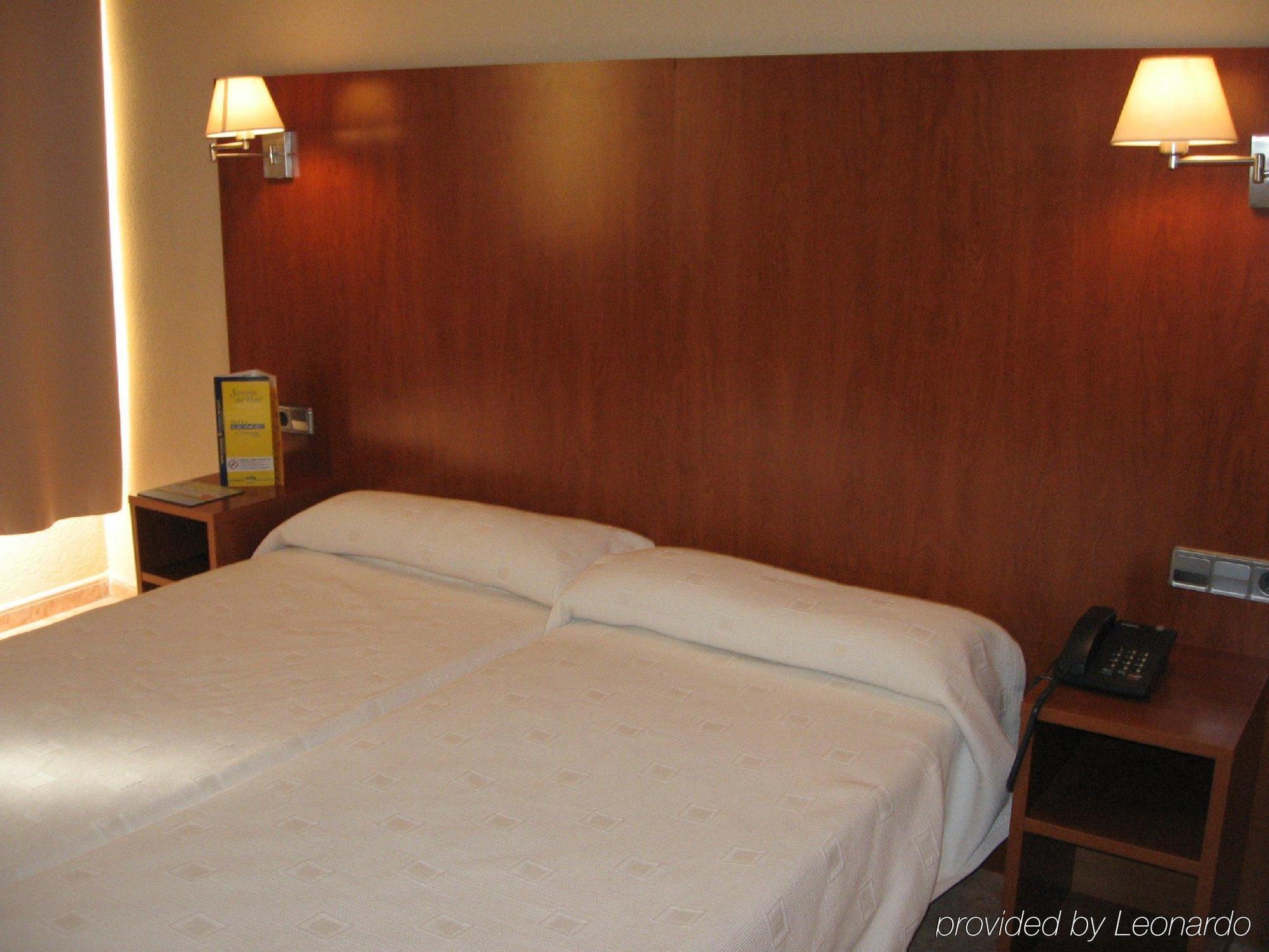 Euromadrid Hostel Exterior photo
